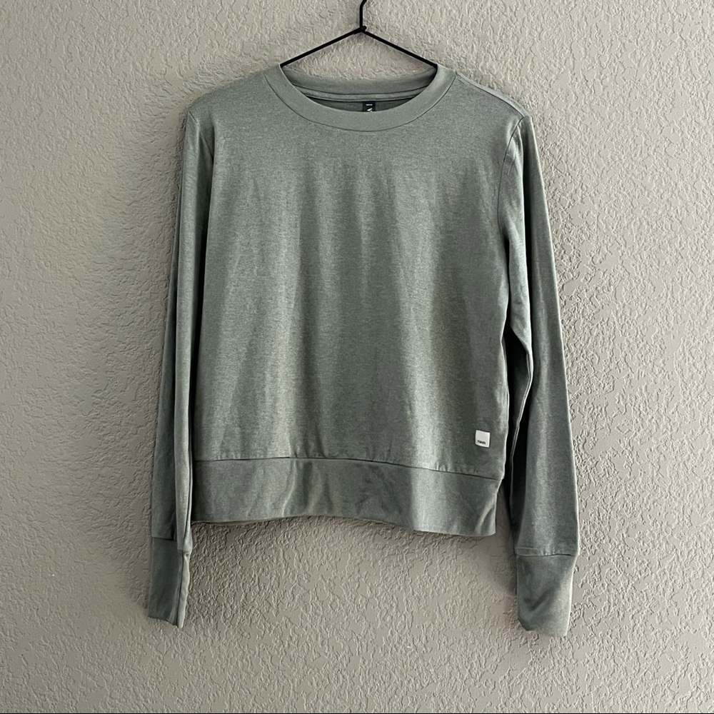 Vuori Daydreamer Sage Green Long Sleeve Top Size Medium like new